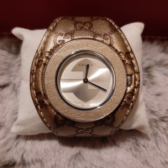 Gucci Accessories - Gucci 129.4 U Play womans watch